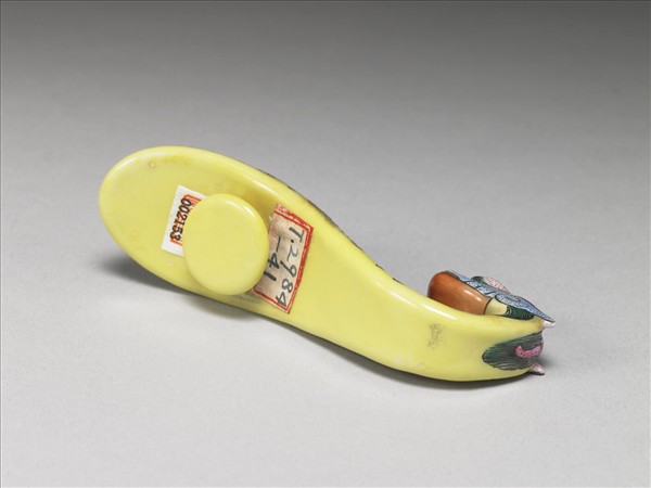 粉彩黃地龍首帶鈎