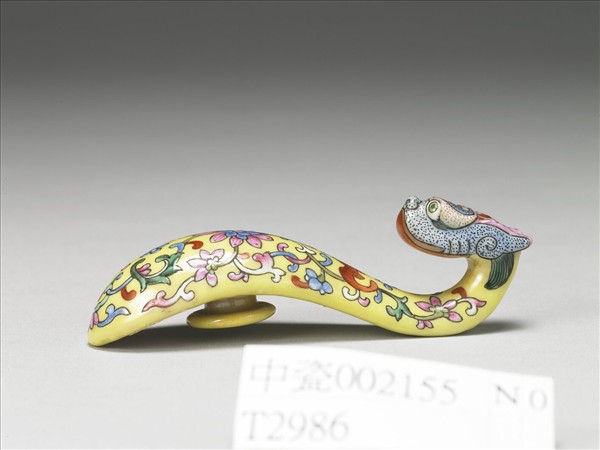 粉彩黃地龍首帶鈎