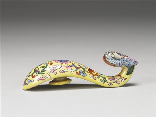 粉彩黃地龍首帶鈎