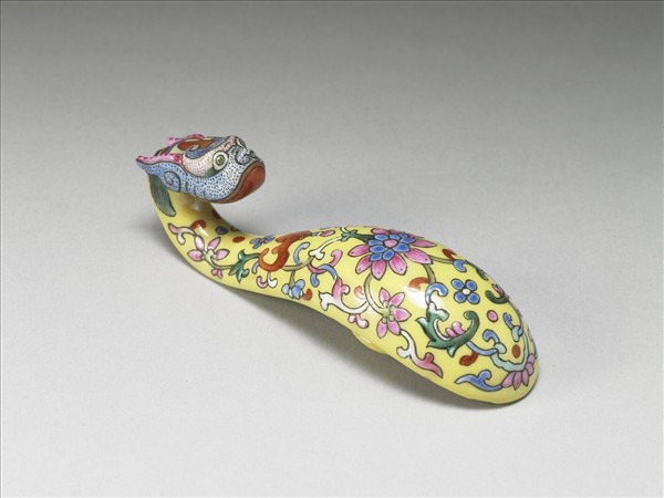 粉彩黃地龍首帶鈎