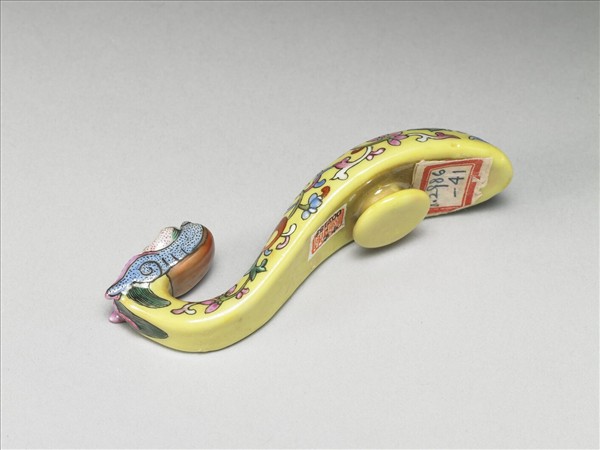 粉彩黃地龍首帶鈎