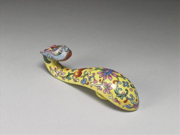 粉彩黃地龍首帶鈎