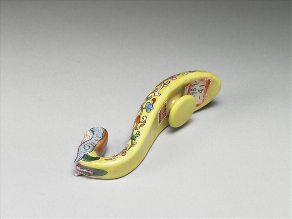 粉彩黃地龍首帶鈎