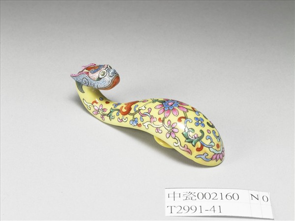 粉彩黃地龍首帶鈎