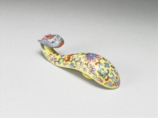 粉彩黃地龍首帶鈎