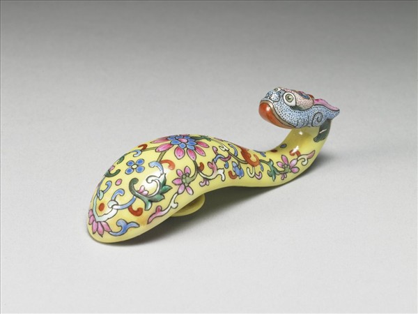 粉彩黃地龍首帶鈎