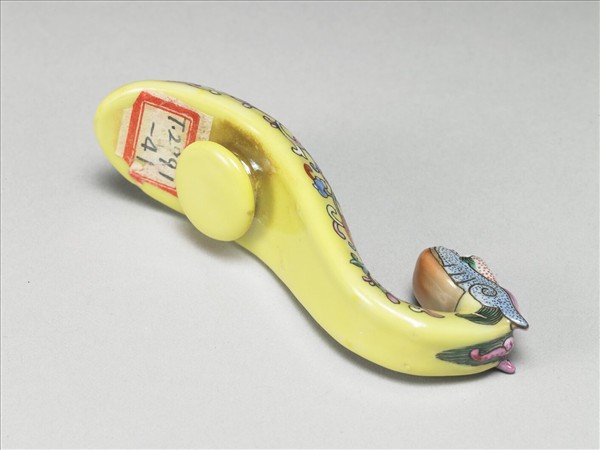 粉彩黃地龍首帶鈎