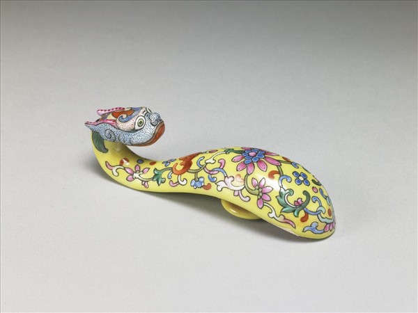 粉彩黃地龍首帶鈎