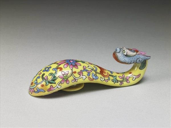 粉彩黃地龍首帶鈎