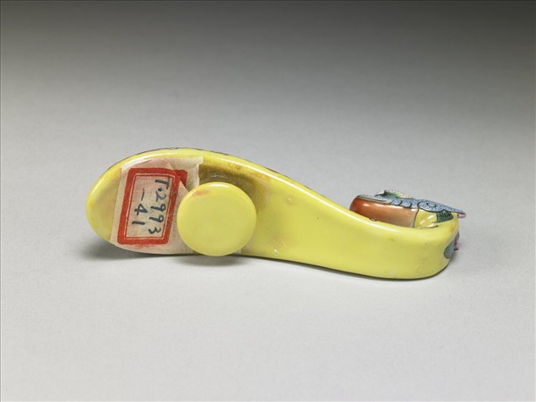 粉彩黃地龍首帶鈎