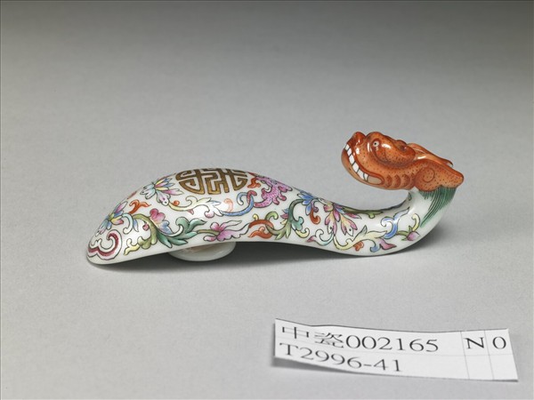 粉彩白地萬壽花卉紋帶鈎