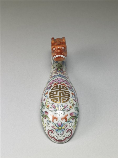 粉彩白地萬壽花卉紋帶鈎