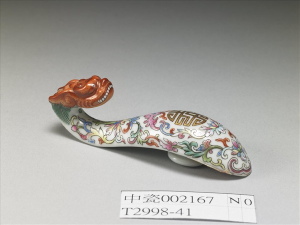 粉彩白地萬壽花卉紋帶鈎