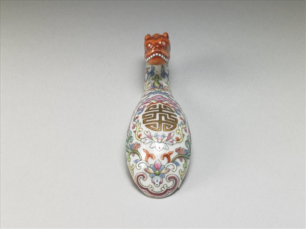 粉彩白地萬壽花卉紋帶鈎