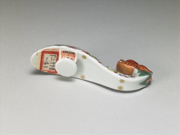 粉彩白地萬壽花卉紋帶鈎