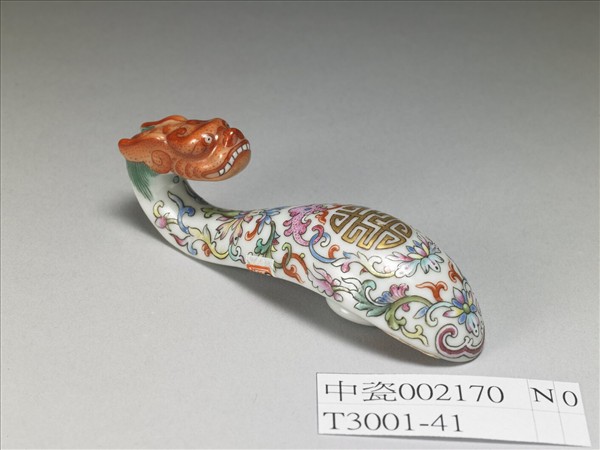 粉彩白地萬壽花卉紋帶鈎