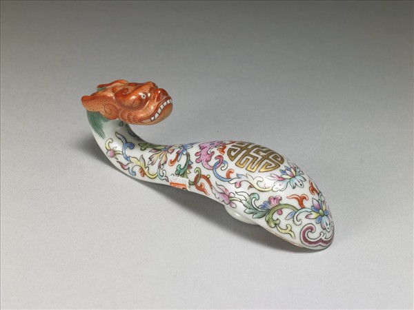 粉彩白地萬壽花卉紋帶鈎