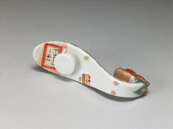 粉彩白地萬壽花卉紋帶鈎