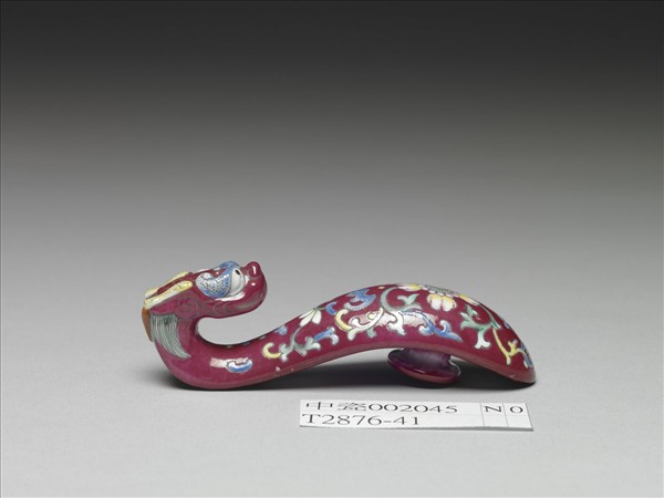 粉彩紅地龍首萬壽花卉紋帶鈎