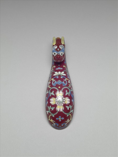 粉彩紅地龍首萬壽花卉紋帶鈎