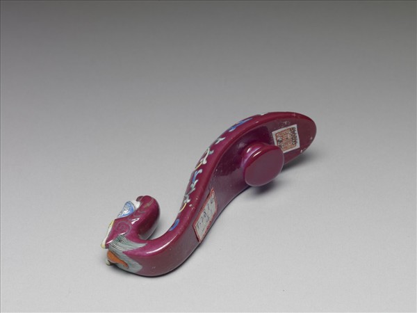 粉彩紅地龍首萬壽花卉紋帶鈎