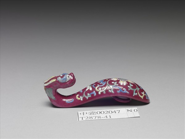 粉彩紅地龍首萬壽花卉紋帶鈎