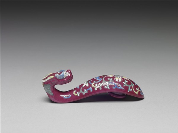 粉彩紅地龍首萬壽花卉紋帶鈎