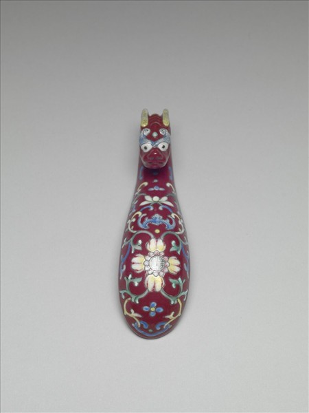 粉彩紅地龍首萬壽花卉紋帶鈎