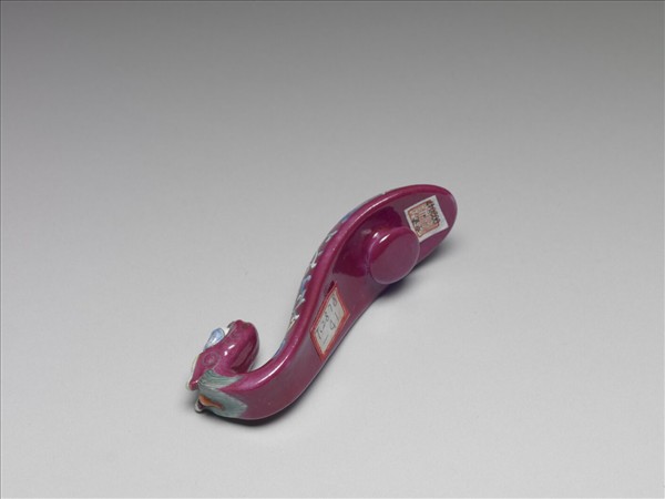 粉彩紅地龍首萬壽花卉紋帶鈎