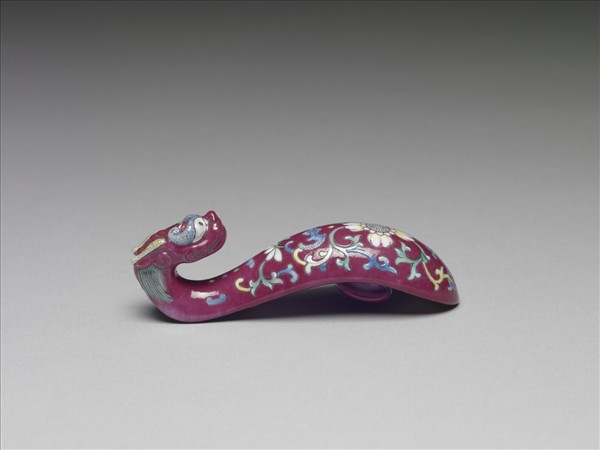 粉彩紅地龍首萬壽花卉紋帶鈎