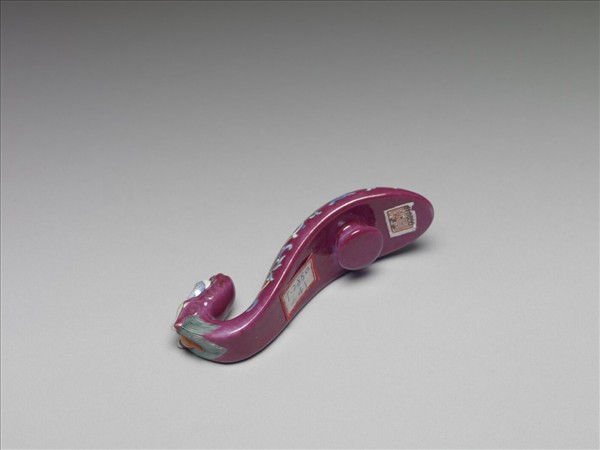 粉彩紅地龍首萬壽花卉紋帶鈎