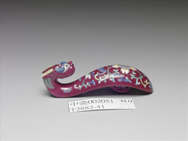 粉彩紅地龍首萬壽花卉紋帶鈎