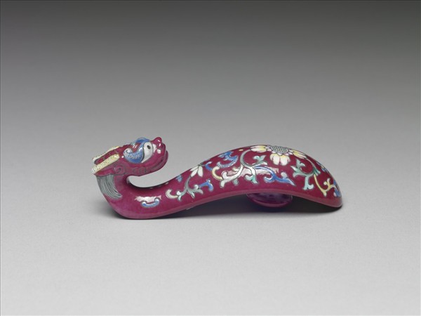 粉彩紅地龍首萬壽花卉紋帶鈎