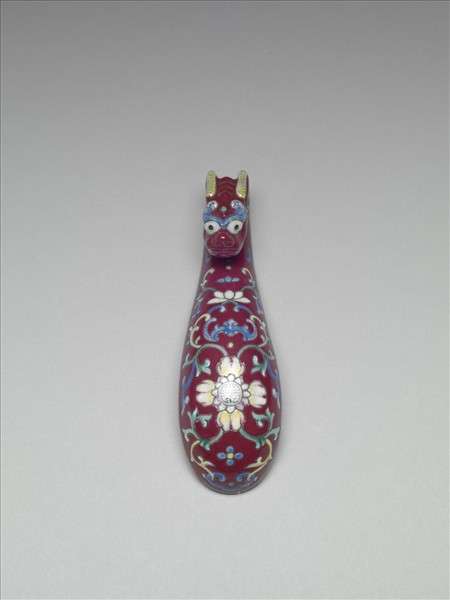 粉彩紅地龍首萬壽花卉紋帶鈎