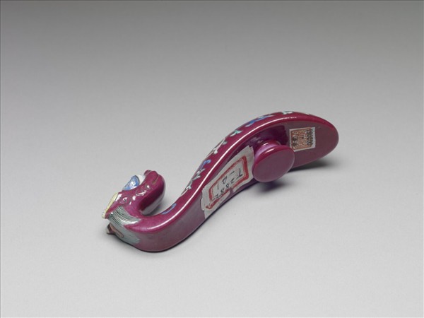 粉彩紅地龍首萬壽花卉紋帶鈎