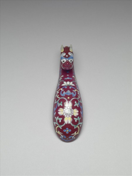 粉彩紅地龍首萬壽花卉紋帶鈎