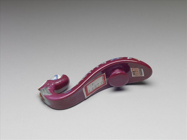 粉彩紅地龍首萬壽花卉紋帶鈎