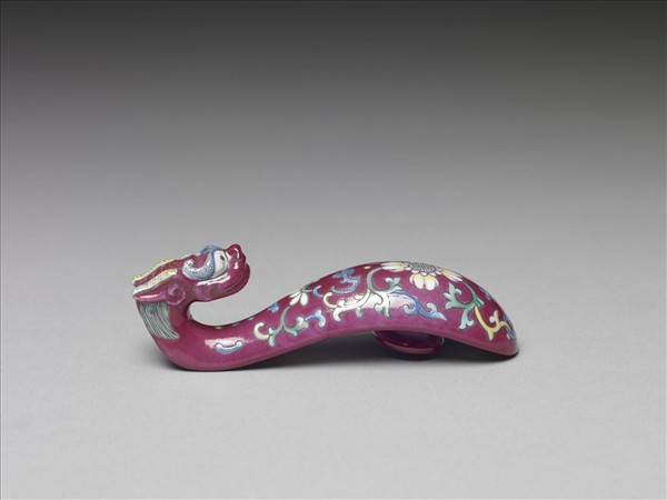 粉彩紅地龍首萬壽花卉紋帶鈎