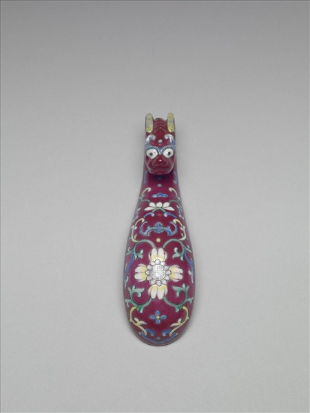 粉彩紅地龍首萬壽花卉紋帶鈎