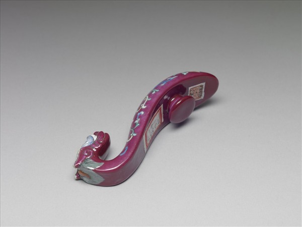 粉彩紅地龍首萬壽花卉紋帶鈎