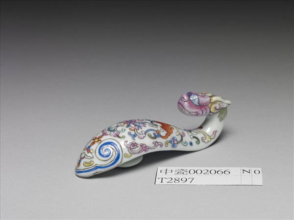 粉彩白地龍首帶鈎
