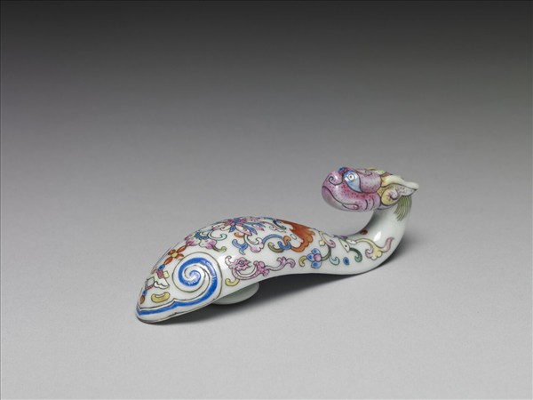 粉彩白地龍首帶鈎