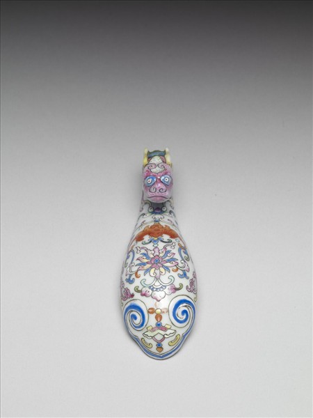 粉彩白地龍首帶鈎