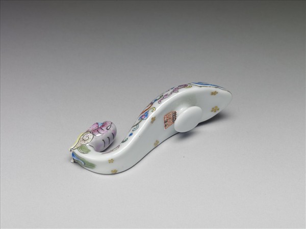 粉彩白地龍首帶鈎