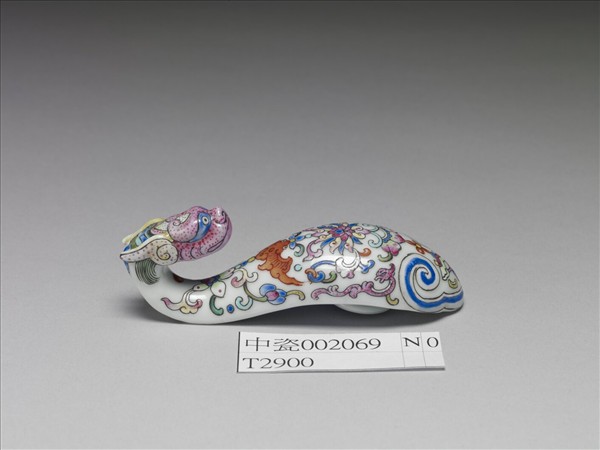 粉彩白地龍首帶鈎