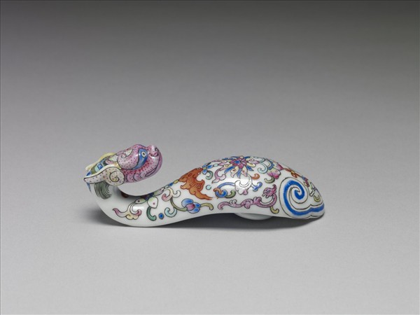 粉彩白地龍首帶鈎