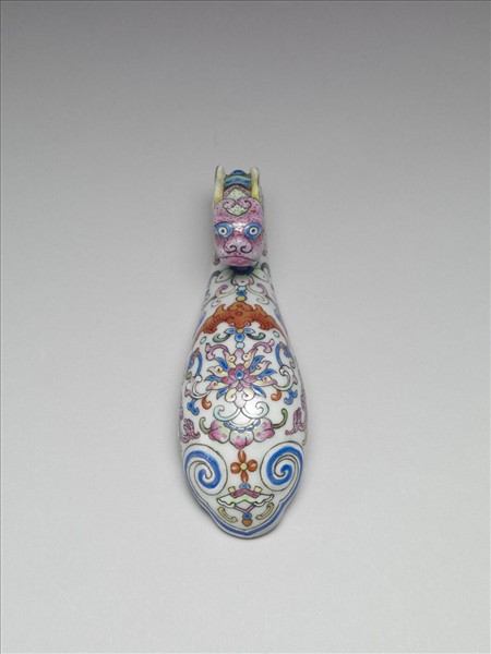 粉彩白地龍首帶鈎