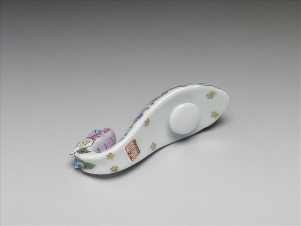 粉彩白地龍首帶鈎