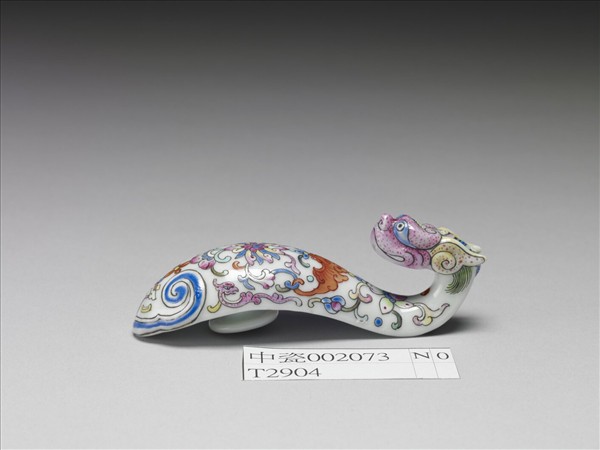 粉彩白地龍首帶鈎