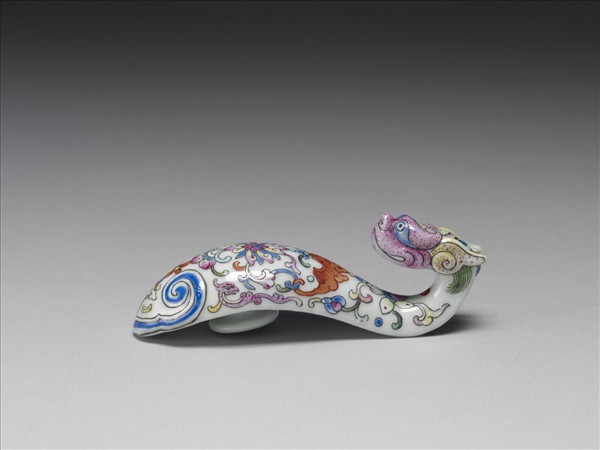 粉彩白地龍首帶鈎